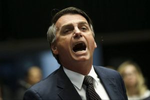 Bolsonaro evangelizando os índios