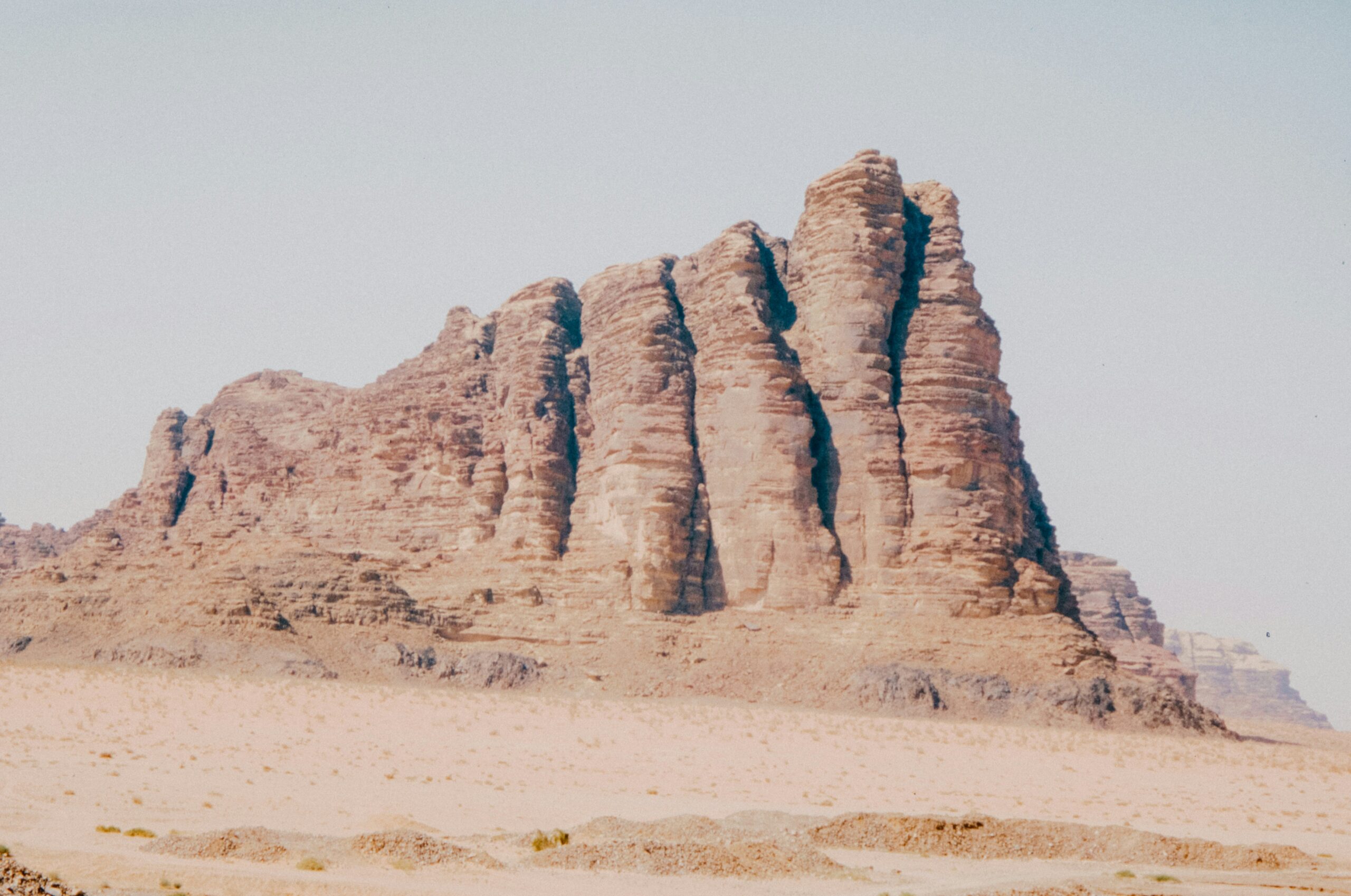 Formação rochosa árida no deserto, paisagem semelhante ao deserto de Dudael descrito no Livro de Enoque