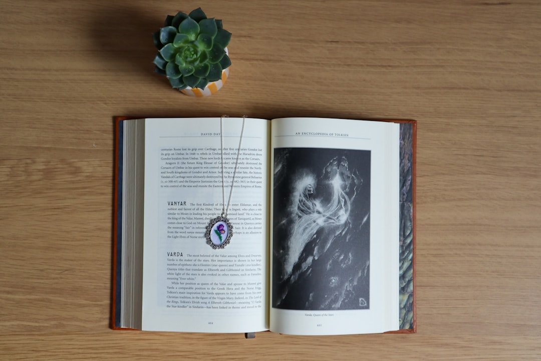 Livro antigo sobre mesa de madeira representando sabedoria e conhecimento espiritual