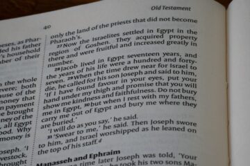 Montanha ao amanhecer representando o Monte Carmelo, local do grande desafio do profeta Elias na Bíblia