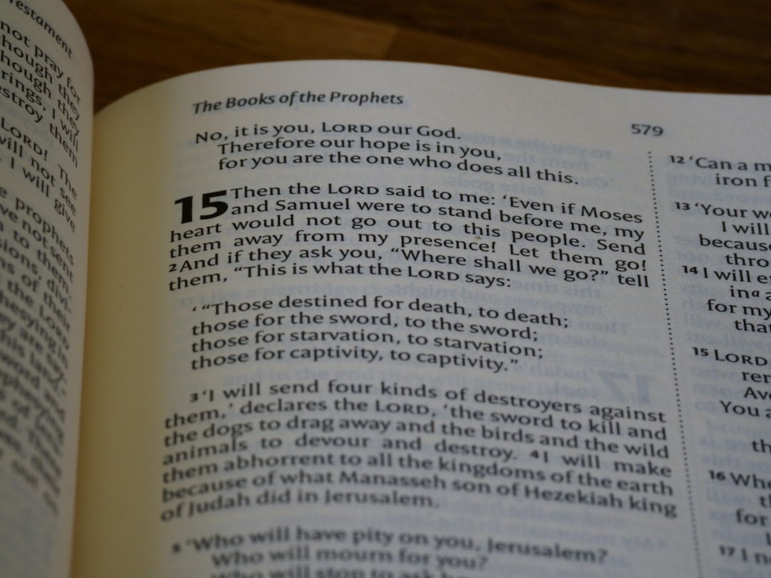 Paisagem de deserto árido simbolizando a jornada solitária do profeta Elias após fugir de Jezabel